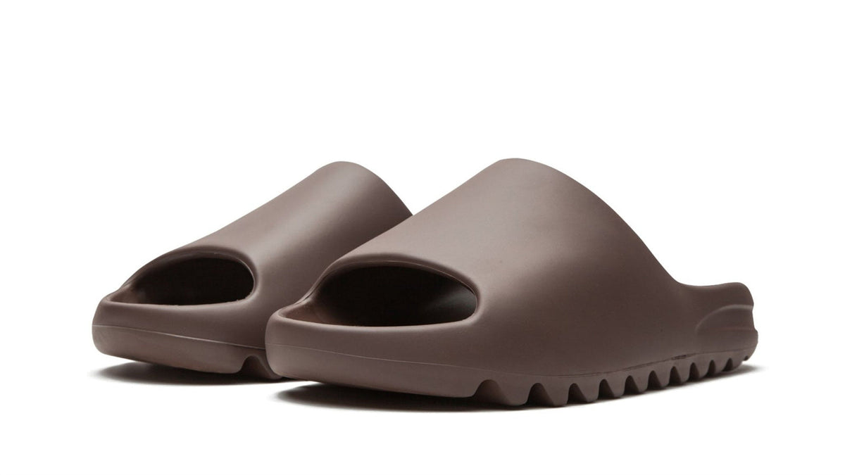 YEEZY SLIDE "Soot 2021" sneaker product image 2 | Foot Spikes