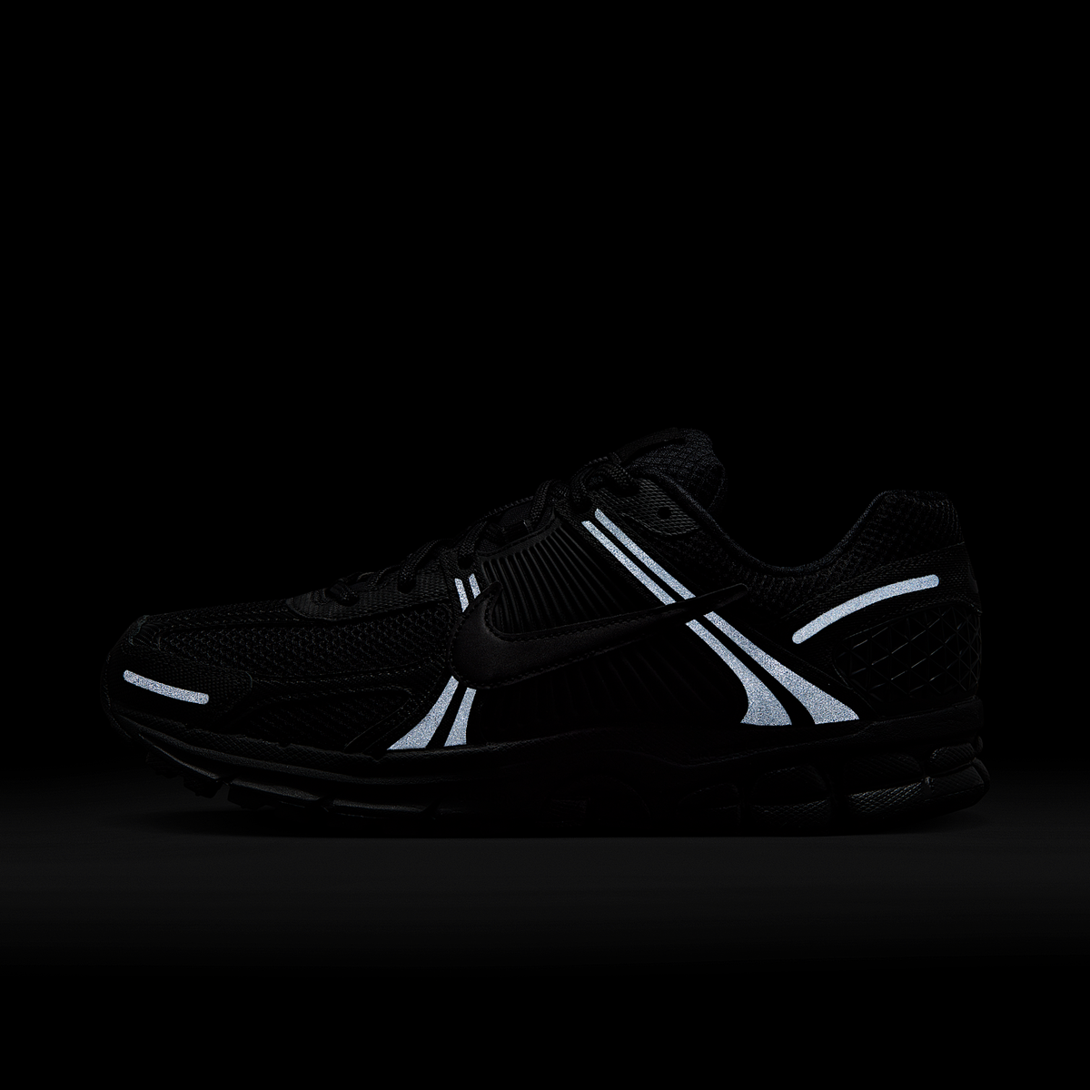 Zoom Vomero 5 Triple Black/Iron Grey/Chrome sneaker product image 9 | Foot Spikes