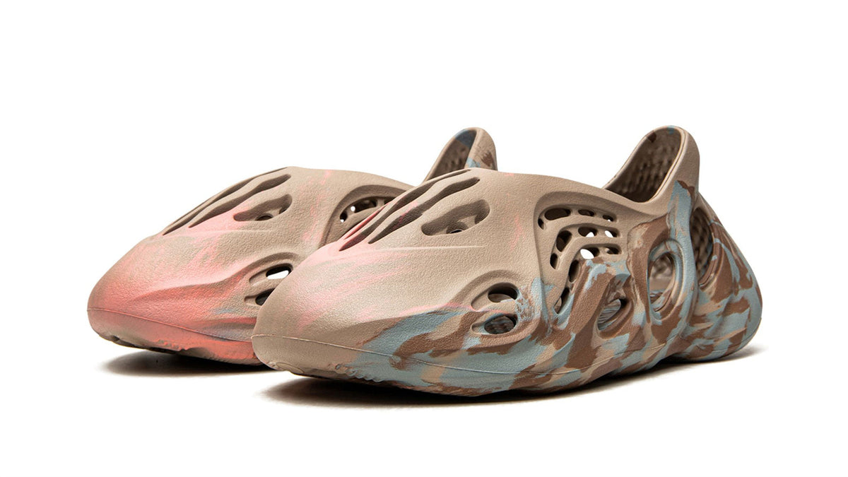YEEZY FOAM RUNNER "MX Sand Grey" sneaker product image 2 | Foot Spikes