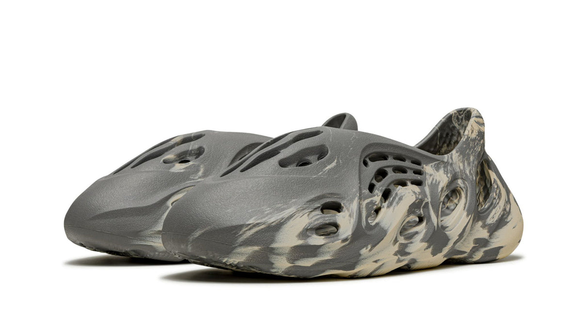 YEEZY FOAM RUNNER MXT "Moon Gray" sneaker product image 2 | Foot Spikes