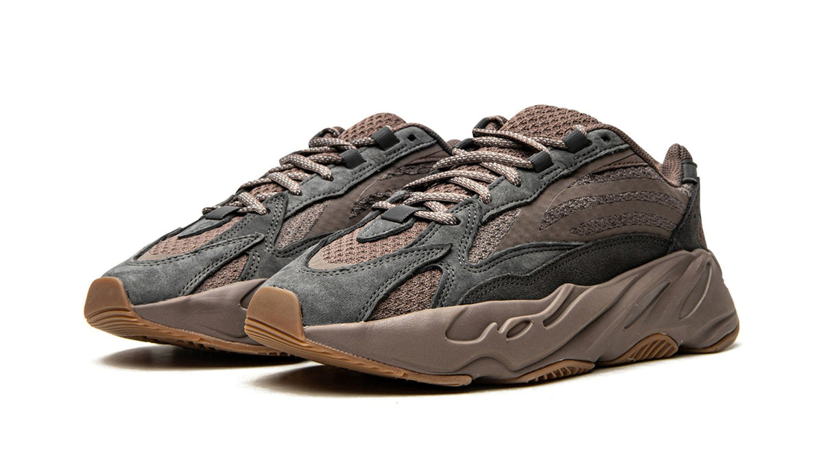 YEEZY BOOST 700 V2 "Mauve" sneaker product image 2 | Foot Spikes