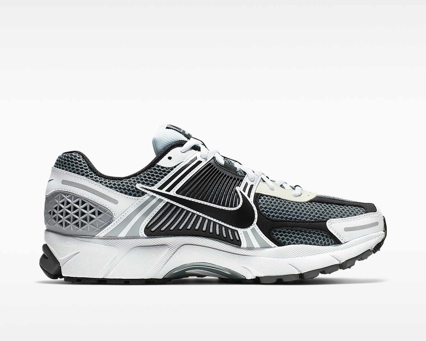 Zoom Vomero 5 SE SP Dark Grey Black White sneaker product image 3 | Foot Spikes