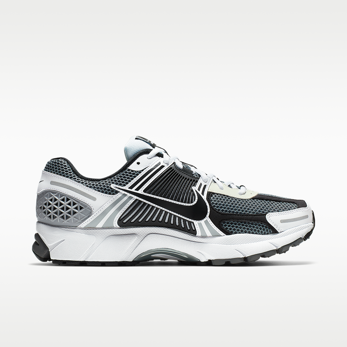 Zoom Vomero 5 SE SP Dark Grey Black White sneaker product image 3 | Foot Spikes