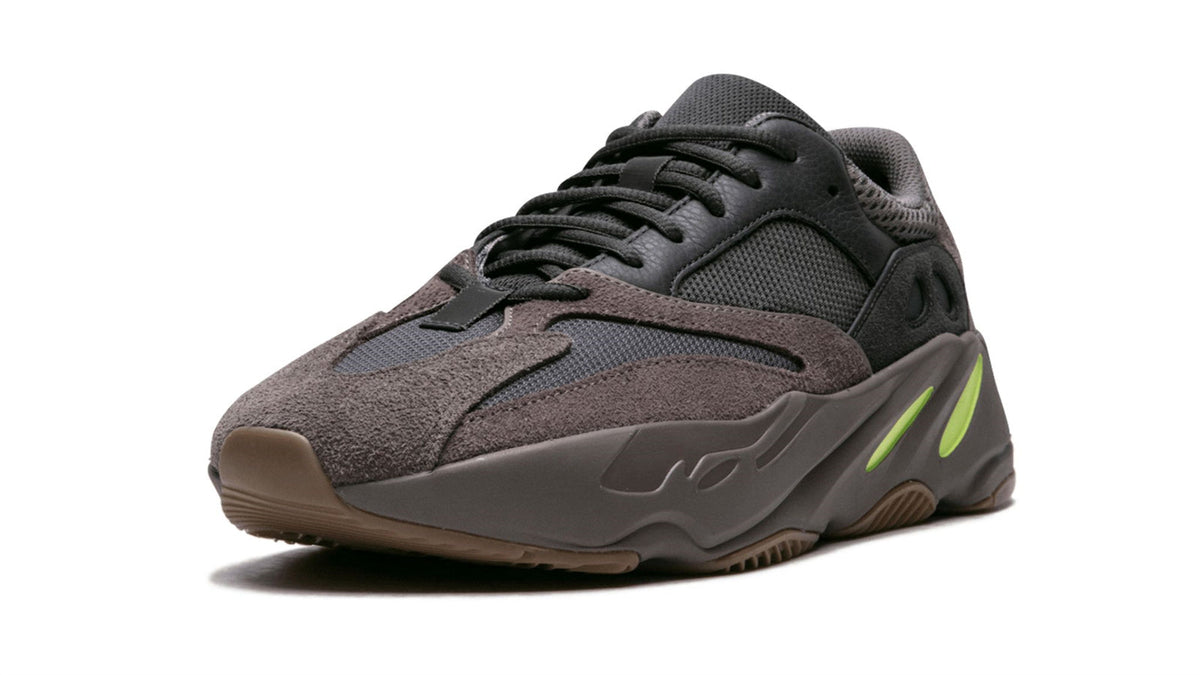 YEEZY BOOST 700 "Mauve" sneaker product image 3 | Foot Spikes
